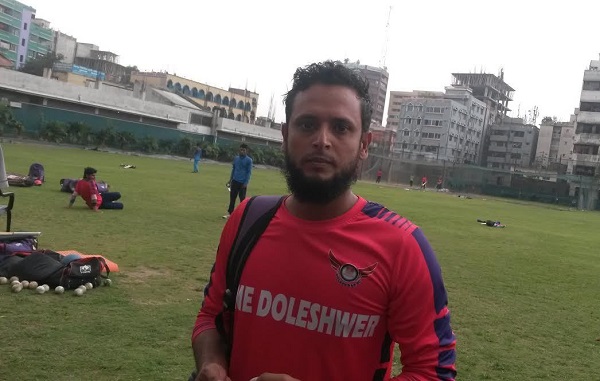 অনুশীলন শেষে একাডেমি মাঠ ছাড়ছেন প্রাইম দোলেশ্বর স্পোর্টিং ক্লাবের ক্রিকেটার আরাফাত সানি (ছবি: সাজ্জাদ খান)