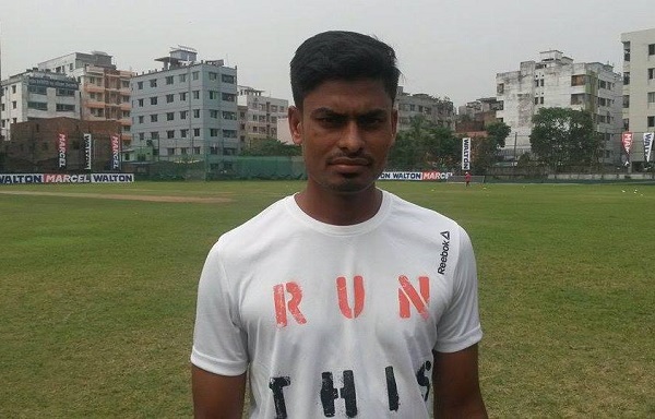 মিরপুরের একাডেমি মাঠে অনুশীলনে নামার আগে মোহামেডান স্পিনার তাইজুল ইসলাম। ছবি: সাজ্জাদ খান