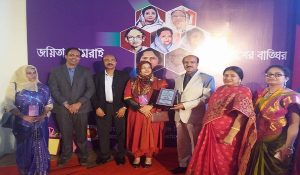 মায়ের পক্ষে পুরষ্কার গ্রহন