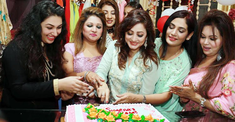 সুজানা’স ক্লোজেট উদ্বোধনের পর কেক কাটেন অতিথিরা