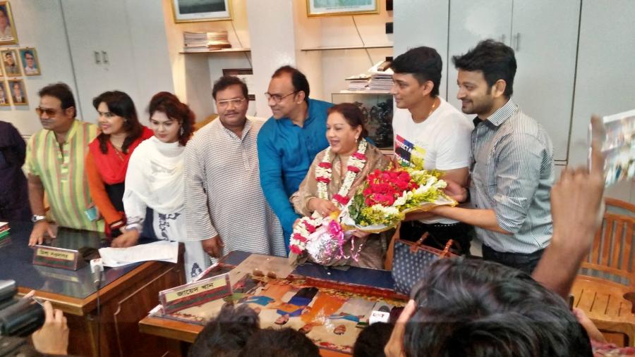 চলচ্চিত্র শিল্পী সমিতির সংবাদ সম্মেলনে অতিথি চিত্রনায়িকা কবরীকে স্বাগত জানানো হয়