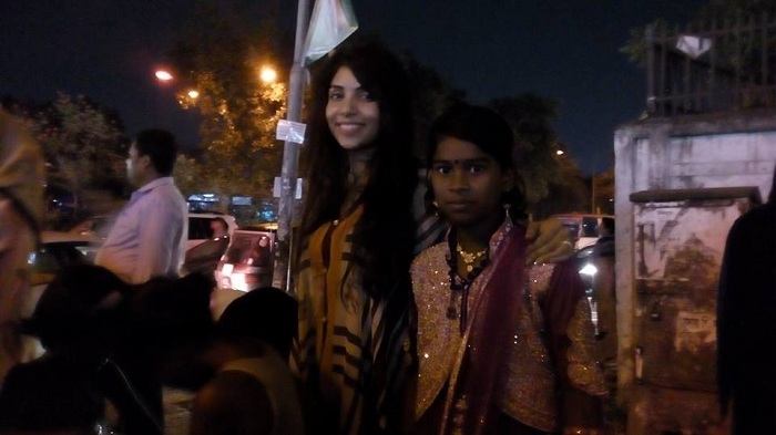 রাত ৯টা। রাজধানীর সংসদ এভিনিউয়ের মোড়ে আড়ংয়ের সিগনালের পাশে দেখা গেল একদল পথশিশুর হাসিখুশী মুখ। চোখ-মুখ ঠিকরে প্রকাশ হওয়া এ আনন্দের উৎস খুঁজতে গিয়ে চোখ পড়ল তাদের হাতে রকমারী খেলনার। এগুলো কে দিয়েছে, জিজ্ঞেস করতেই একজনের দিকে হাত নির্দেশ করল। সামনে যিনি এলেন তিনি অভিনয়শিল্পী কাজী নওশাবা আহমেদ।