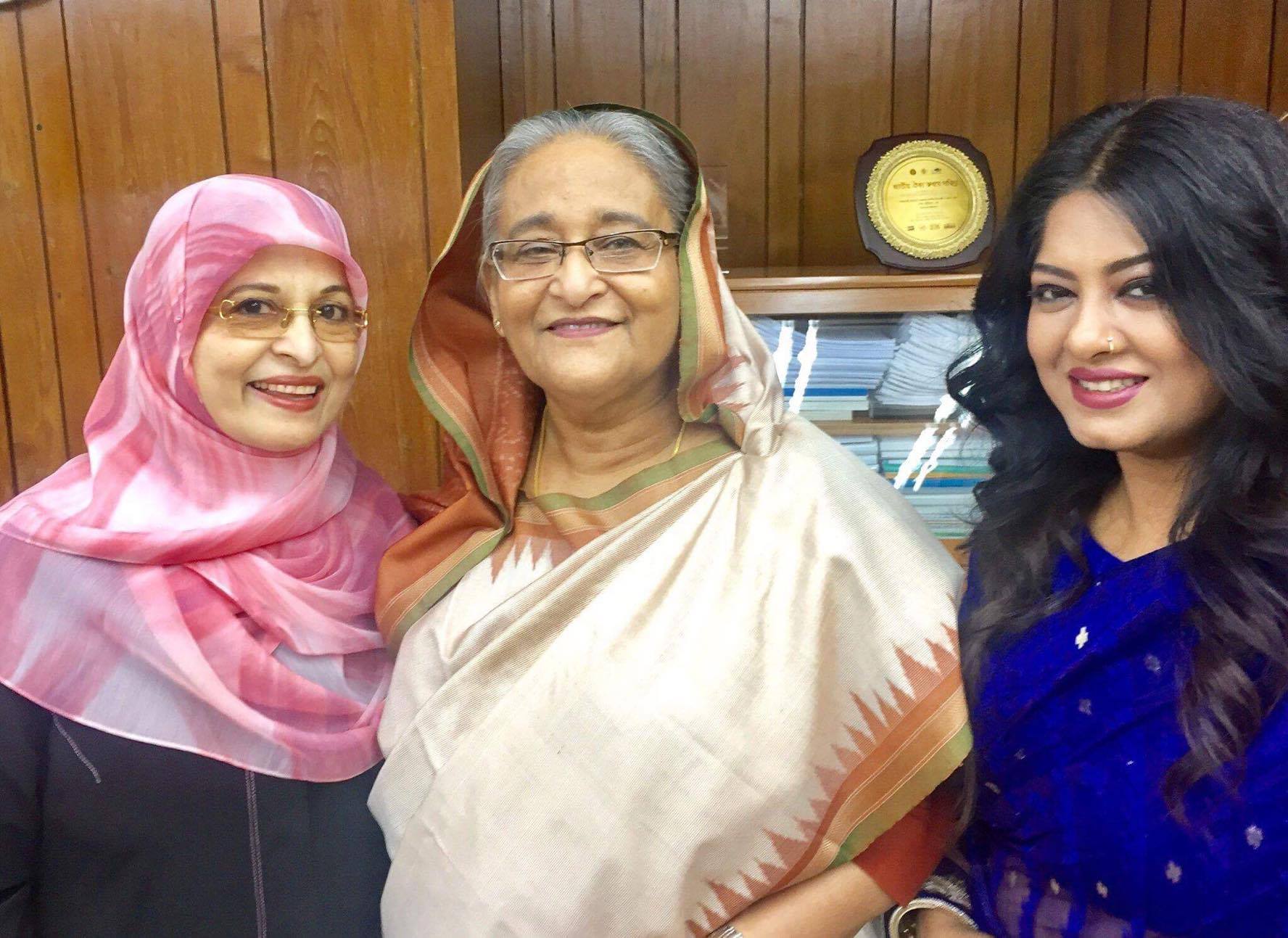 প্রধানমন্ত্রী শেখ হাসিনার সঙ্গে শাবানা ও মৌসুমী