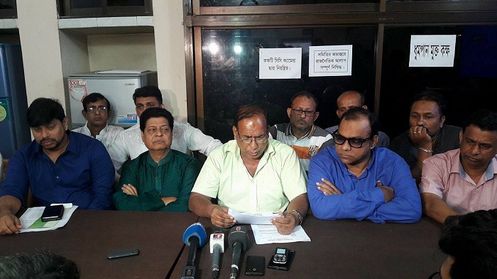 সংবাদ সম্মেলনে লিখিত বক্তব্য রাখেন চলচ্চিত্র পরিচালক সমিতির মহাসচিব বদিউল আলম খোকন। পাশে অন্য নেতৃবৃন্দ