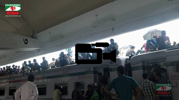 স্বজনদের সঙ্গে ঈদ করতে রাজধানী ছাড়ছে লাখ লাখ মানুষ।সরকারি, আধা সরকারি, স্বায়ত্তশাষিত প্রায় সব প্রতিষ্ঠানেই শুক্রবার থেকেই শুরু হয়েছে ঈদের ছুটি।সময়মত ট্রেন ছেড়ে গেলেও দূরপাল্লার বাস ছাড়ছে নির্ধারিত সময়ের অনেক পর। অপেক্ষা, দুর্ভোগ সঙ্গে নিয়ে প্রিয়জনের সঙ্গে ঈদ করতে শুরু হয়েছে রাজধানীবাসীর ঈদযাত্রা।রাজধানীর ট্রেন স্টেশন থেকে সময়মত ট্রেন ছেড়ে গেলেও ট্রেনে উঠতে যত ভোগান্তি।