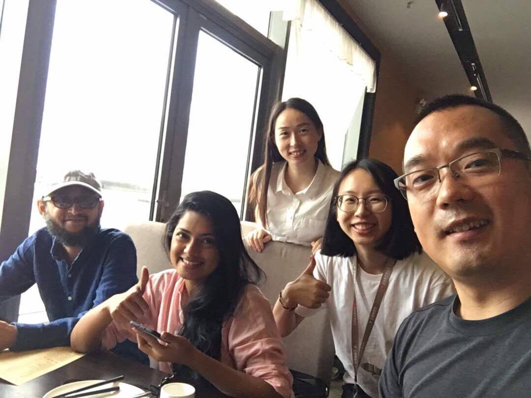 চীনা বন্ধুদের সঙ্গে মোস্তফা সরয়ার ফারুকী ও তিশা