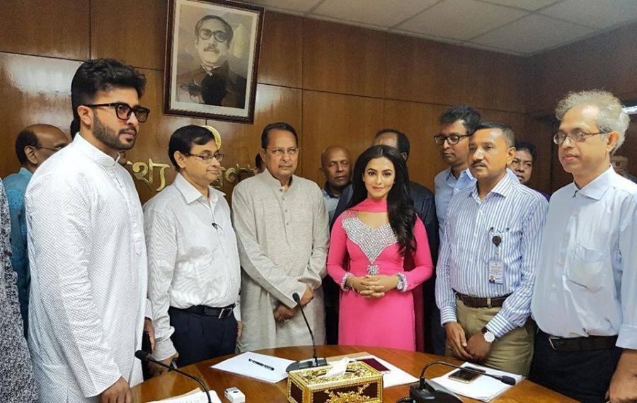 তথ্যমন্ত্রী হাসানুল হক ইনুর সঙ্গে শাকিব খান, নুসরাত ফারিয়া, আব্দুল আজিজ ও অন্যরা