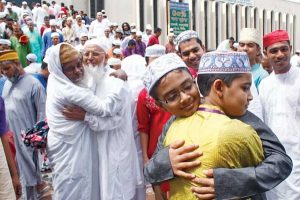 ঈদের জামাতের পরে কোলাকুলি