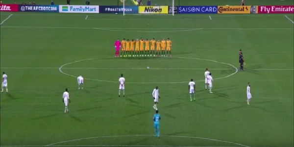 ম্যাচের আগে নীরবতা পালন করছে অস্ট্রেলিয়া দল, সঙ্গী কেবল সৌদি দলের একজন