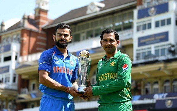 ট্রফি হাতে ভারত ও পাকিস্তান দলের অধিনায়কের ফটোসেশন