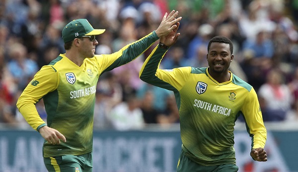 আন্দিলে ফেলুকায়ো (ডানে)