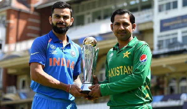 ফাইনালের আগের দিন ট্রফি হাতে দুই অধিনায়ক