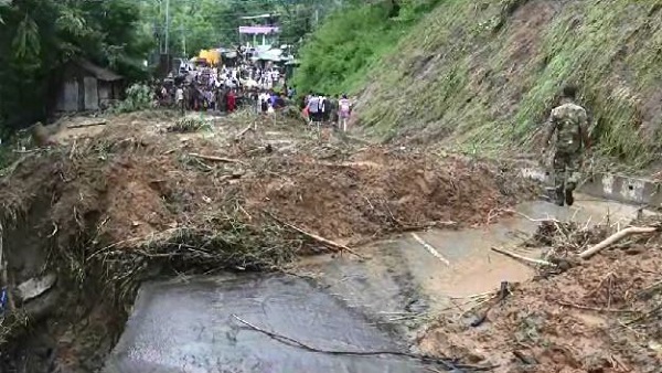 পাহাড় ধসে