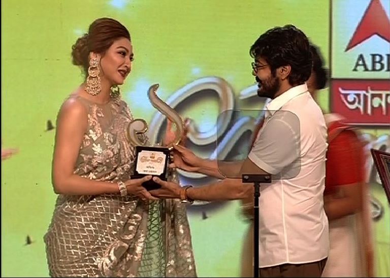 জয়া আহসানের হাতে ‘সেরা বাঙালি ২০১৭’ সম্মাননা তুলে দেন প্রসেনজিৎ চট্টোপাধ্যায়