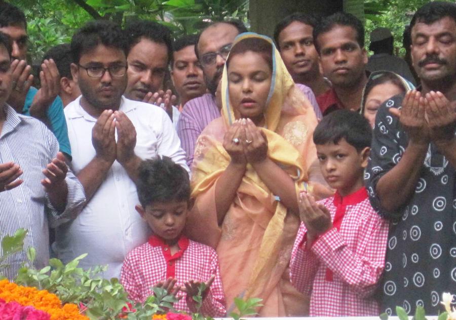 নুহাশ পল্লীতে হুমায়ূন আহমেদের সমাধির পাশে ভক্ত ও স্বজনেরা