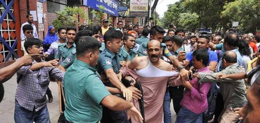 চলচ্চিত্র সেন্সর বোর্ডের অন্যতম সদস্য বাংলাদেশ চলচ্চিত্র প্রদর্শক সমিতির সভাপতি ও মধুমিতা হলের কর্ণধার ইফতেখার উদ্দিন নওশাদের ওপর হামলার চিত্র