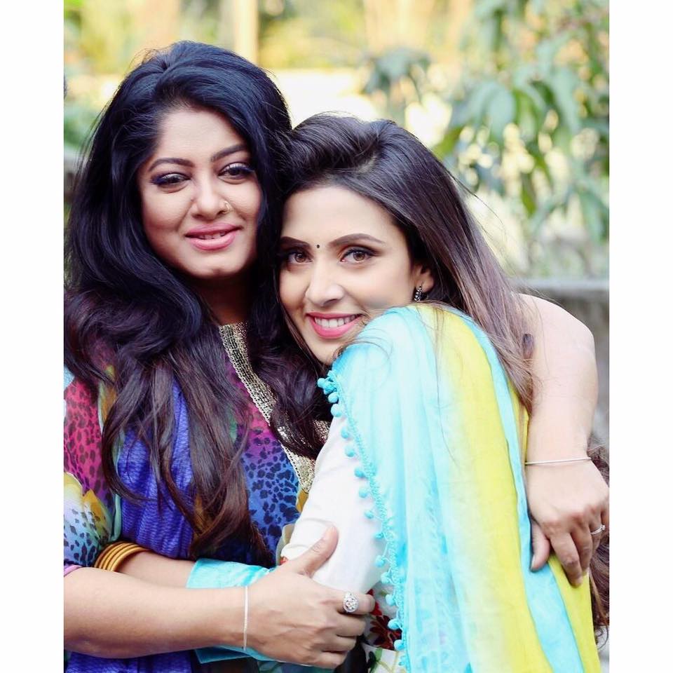 ‘দুলাভাই জিন্দাবাদ’ ছবির শুটিংয়ের ফাঁকে দুই নায়িকা মৌসুমী ও মিম