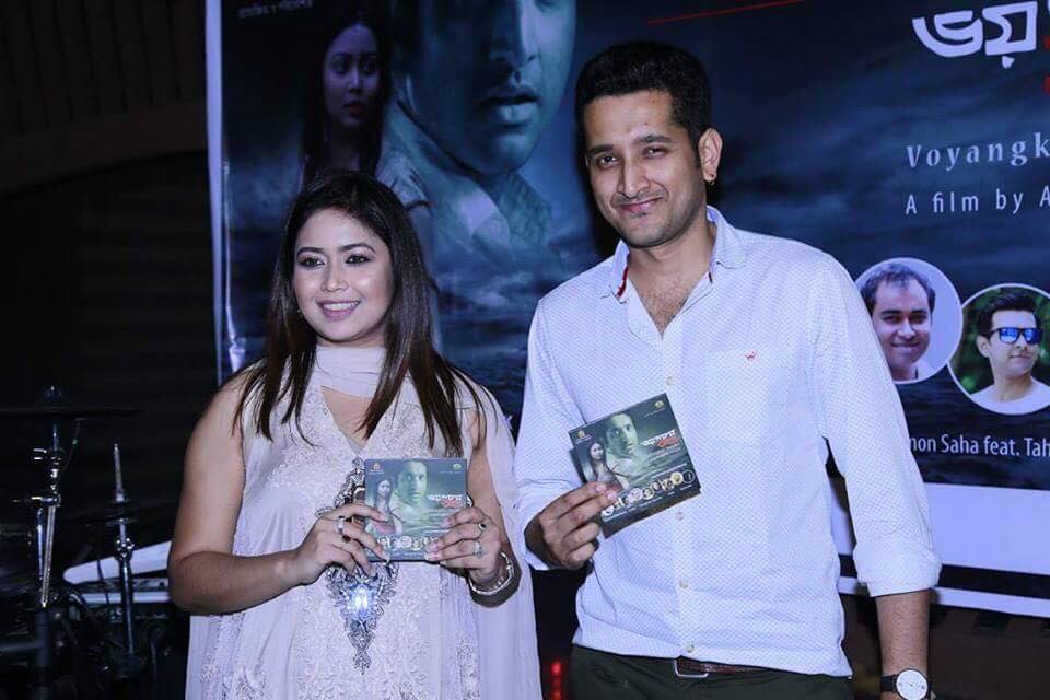 ‘ভয়ংকর সুন্দর’ ছবির অ্যালবাম হাতে ভাবনা ও পরমব্রত চট্টোপাধ্যায়