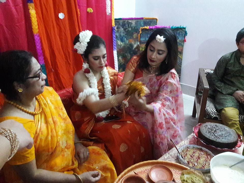 সভ্যতার হাতে রাখি পড়িয়ে দিচ্ছেন বোন ছোট পর্দার তারকা স্বাগতা