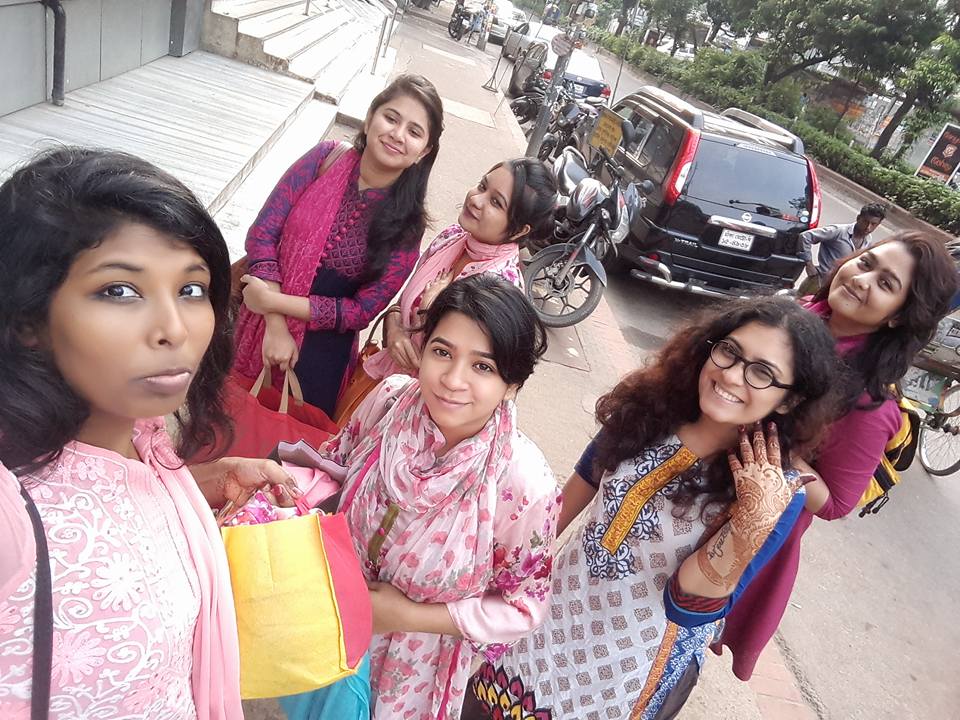 আজ শুক্রবার সকালে বন্ধুদের সঙ্গে বেড়ানো