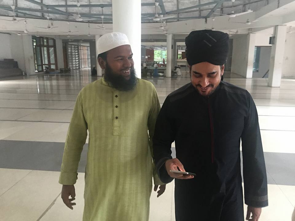 মসজিদের অভ্যন্তরে মাওলানা সানাউল্লাহ ও অনন্ত জলিল