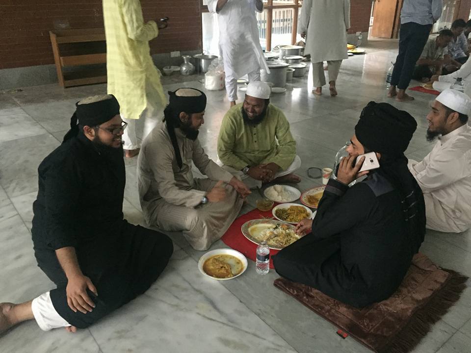 মসজিদের অভ্যন্তরে সবাই মিলে দুপুরের খাবার খাচ্ছেন