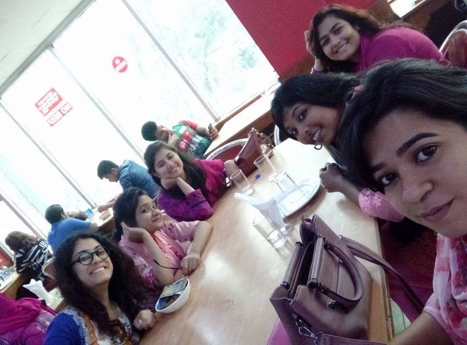 বন্ধুদের সঙ্গে সকালের নাস্তা