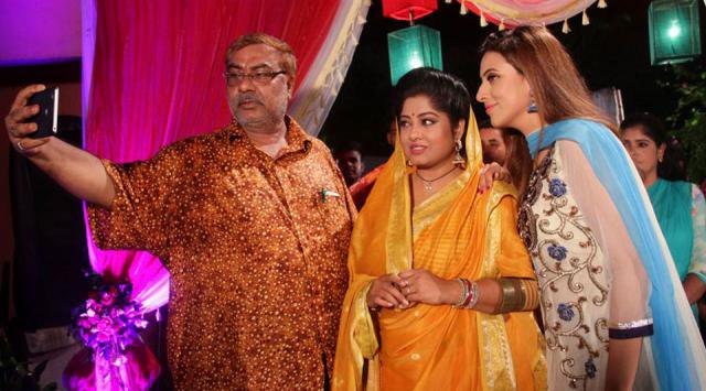 ‘দুলাভাই জিন্দাবাদ’ ছবির দুই নায়িকা মৌসুমী ও মিমের সঙ্গে পরিচালকের সেলফি