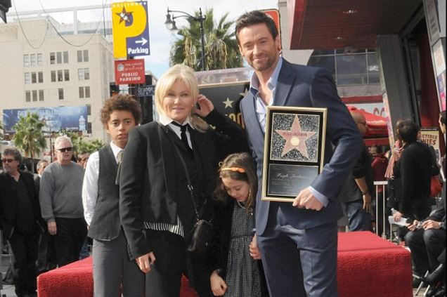 ছেলেমেয়ে আর স্ত্রীর সঙ্গে হিউ জ্যাকম্যান