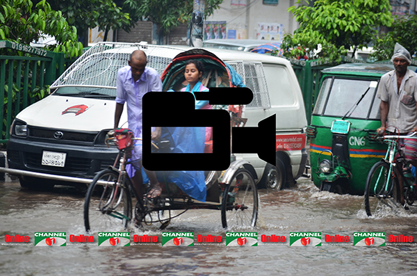 রাতভর বৃষ্টিতে ডুবে নাকাল গেছে রাজধানীর বিভিন্ন এলাকা, সকালে কাজে বেরিয়ে নগরবাসীকে ভোগান্তিতে পড়তে হয়েছে। মালিবাগ, মৌচাক, শান্তিনগর, রাজারবাগে একটু বৃষ্টি হলেই পানির সঙ্গে সোয়ারেজের লাইন একাকার হয়ে নোংরা পানিতে তলিয়ে যায় গোটা এলাকা।  কেবল মালিবাগ-মৌচাক এলাকাই নয়, বৃষ্টিতে মিরপুর, মতিঝিলসহ নগরীর বেশিরভাগ এলাকার বাসিন্দাদের জনজীবনও নাজেহাল।