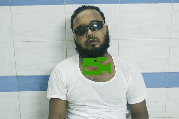 আন্দোলনরত অবস্থায় পুলিশের কাঁদানে গ্যাসের শেলে দুই চোখে আঘাত পান সিদ্দিকুর রহমান