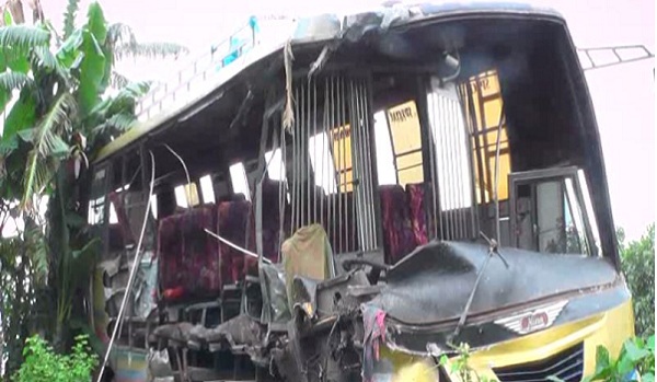 বাস-ট্রাক সংঘর্ষ