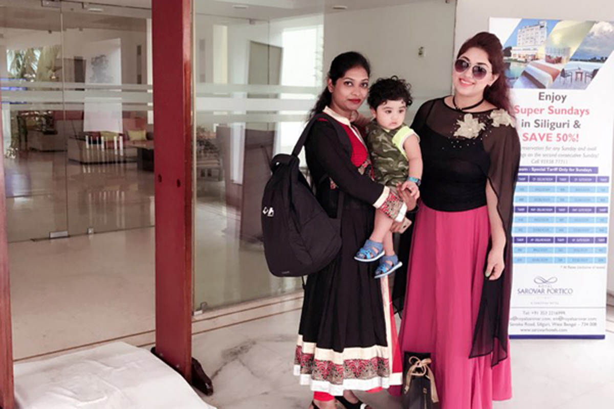 শিলিগুড়িতে বোনের সঙ্গে অপু বিশ্বাস। সঙ্গে আব্রাম