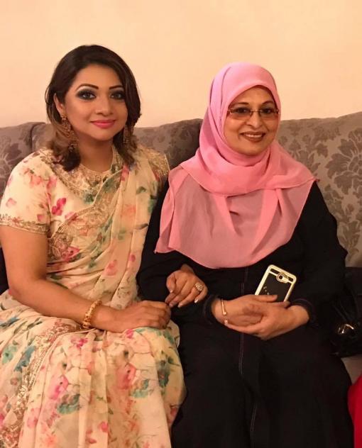 ‘ভাত দে’ চলচ্চিত্রের সেই ছোট্ট ‘জরি’ আজকের আঁখি আলমগীর। ছবিতে বড় ‘জরি’র চরিত্রে অভিনয় করেন শাবানা। ১৯৮৪ সালে ৯টি শাখায় জাতীয় চলচ্চিত্র পুরস্কার পায় ছবিটি