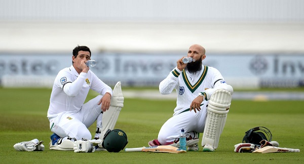 শতরানের জুটি গড়ে দিনটা পুরোপুরি অ্যান্ডারসনের দলের হতে দেননি ডি কক ও আমলা