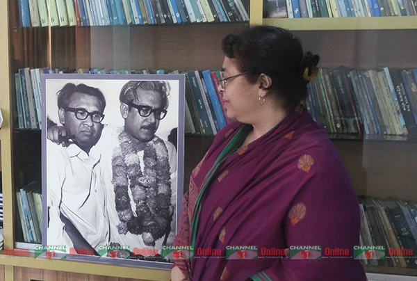 বঙ্গবন্ধু ও তাজউদ্দীন আহমেদের ছবির সামনে তাজউদ্দীন কন্যা সিমিন হোসেন রিমি