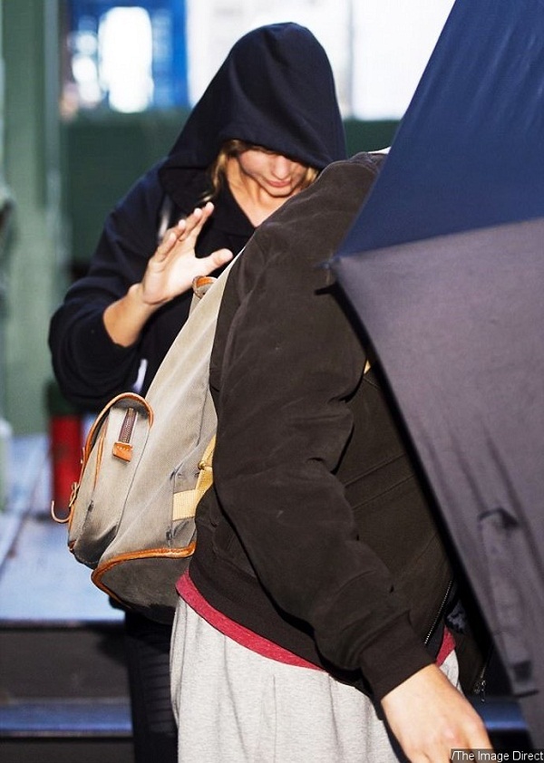 মুখ লুকাচ্ছেন টেইলর সুইফট