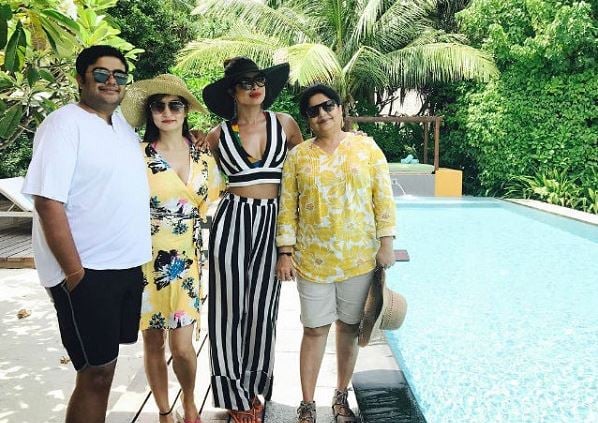 মা, ভাই এবং বান্ধবীর সঙ্গে জন্মদিন কাটাতে মালদ্বীপে প্রিয়াংকা