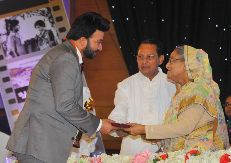 প্রধানমন্ত্রী শেখ হাসিনার হাত থেকে জাতীয় চলচ্চিত্র পুরস্কার নেন শাকিব খান
