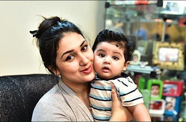 ছেলে আব্রামকে নিয়ে অপু বিশ্বাস