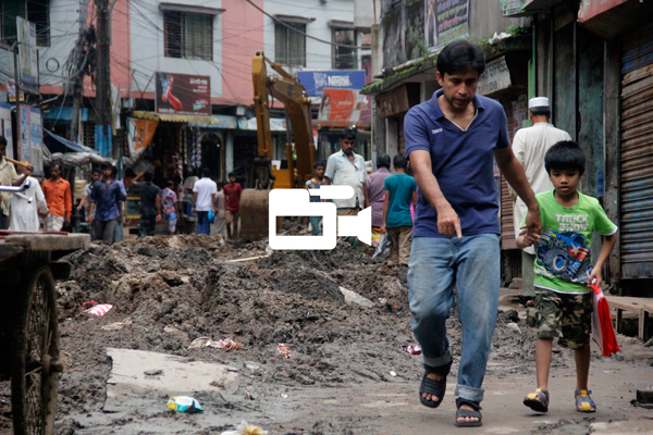 পুরান ঢাকাবাসীর দুর্ভোগের চিত্র