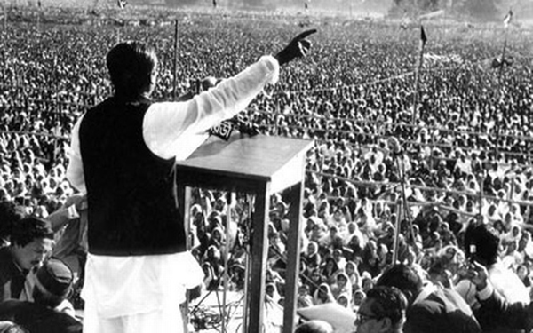বঙ্গবন্ধুর ঐতিহাসিক ৭ই মার্চের ভাষণ। নেতা স্বাধীনতাকামী জনসমুদ্রকে স্বাধীনতার দিকে এগিয়ে যাওয়ার নির্দেশ দিচ্ছেন। এই ছবিটিও রশীদ তালুকদারের তোলা।