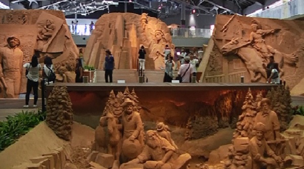 বালিতে বালিতে ফুটিয়ে তোলা হয়েছে মার্কিন যুক্তরাষ্ট্রের ইতিহাস। 