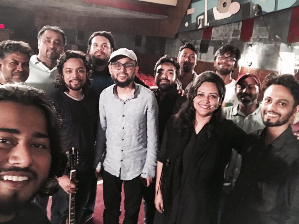 ‘আহা জীবন’ গানের শুটিং শেষে ‘ডুব’ ছবির পরিচালক আর অন্যদের সঙ্গে চিরকুটের সদস্যরা