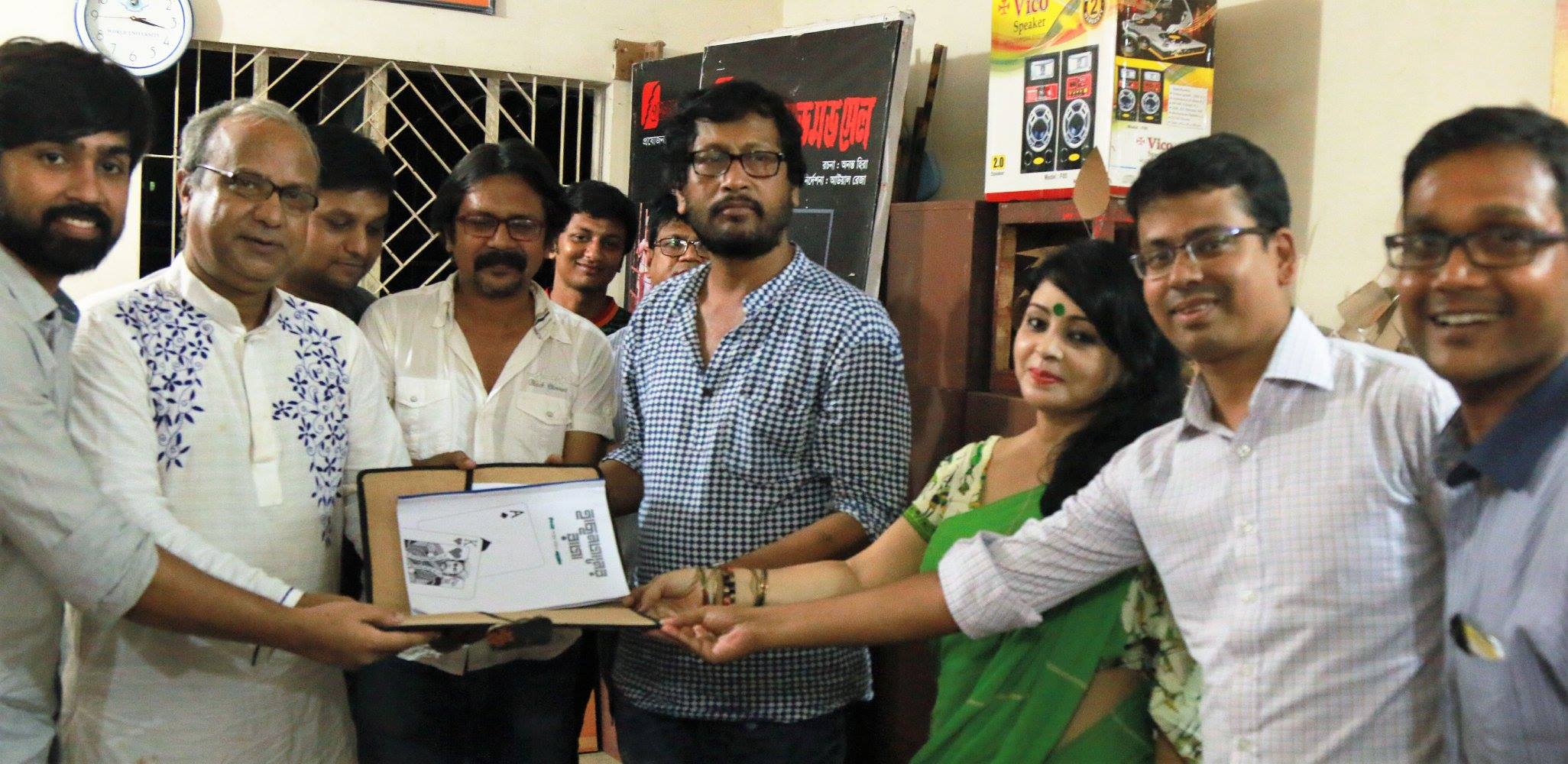 শাকুর মজিদ তার ‘হাছনজানের রাজা’ নাটকের পান্ডুলিপি তুলে দেন অনন্ত হীরার হাতে