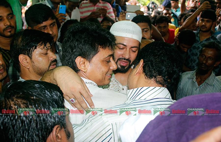 বনানী কবরস্থানে জায়েদ খানকে জড়িয়ে ধরেন শাকিব খান