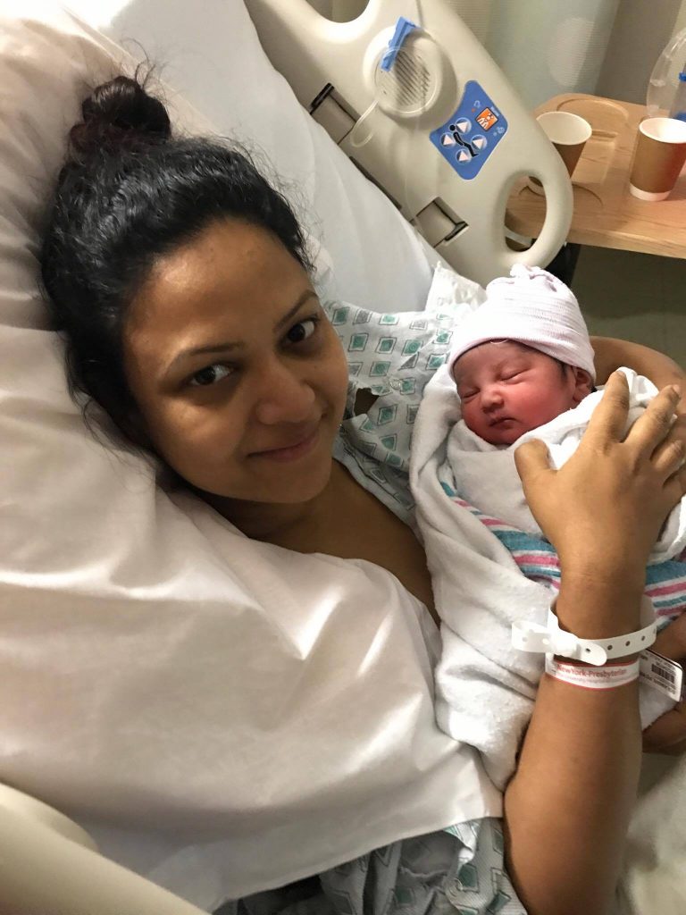 মেয়ে ইলমা রায়া মালিককে কোলে নিয়ে রিচি