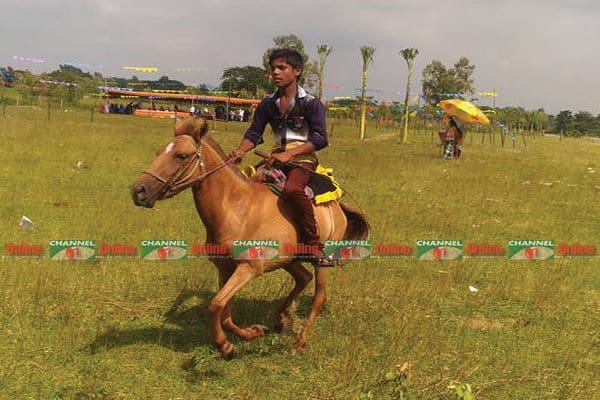 কৃষকের ঈদ আনন্দ দেখতে নানার ঘোড়ায় চড়ে আসে মামুন।