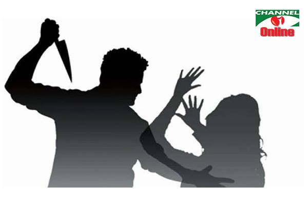 নৃশংসভাবে ছুরিকাঘাতের শিকার নারী ও আতঙ্কিত ব্যক্তি. Channel i News - চ্যানেল আই নিউজ
