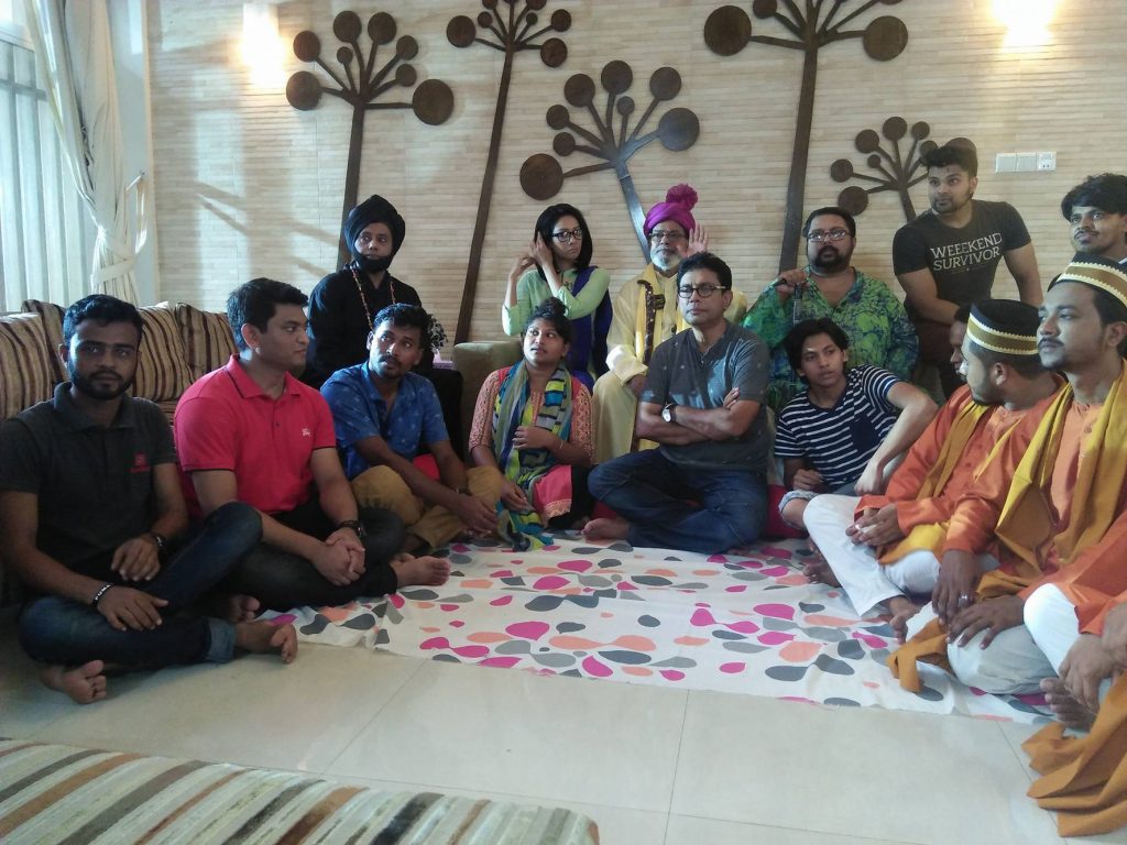 শুটিংয়ের ফাঁকে সবাইকে সঙ্গে নিয়ে আফজাল হোসেন
